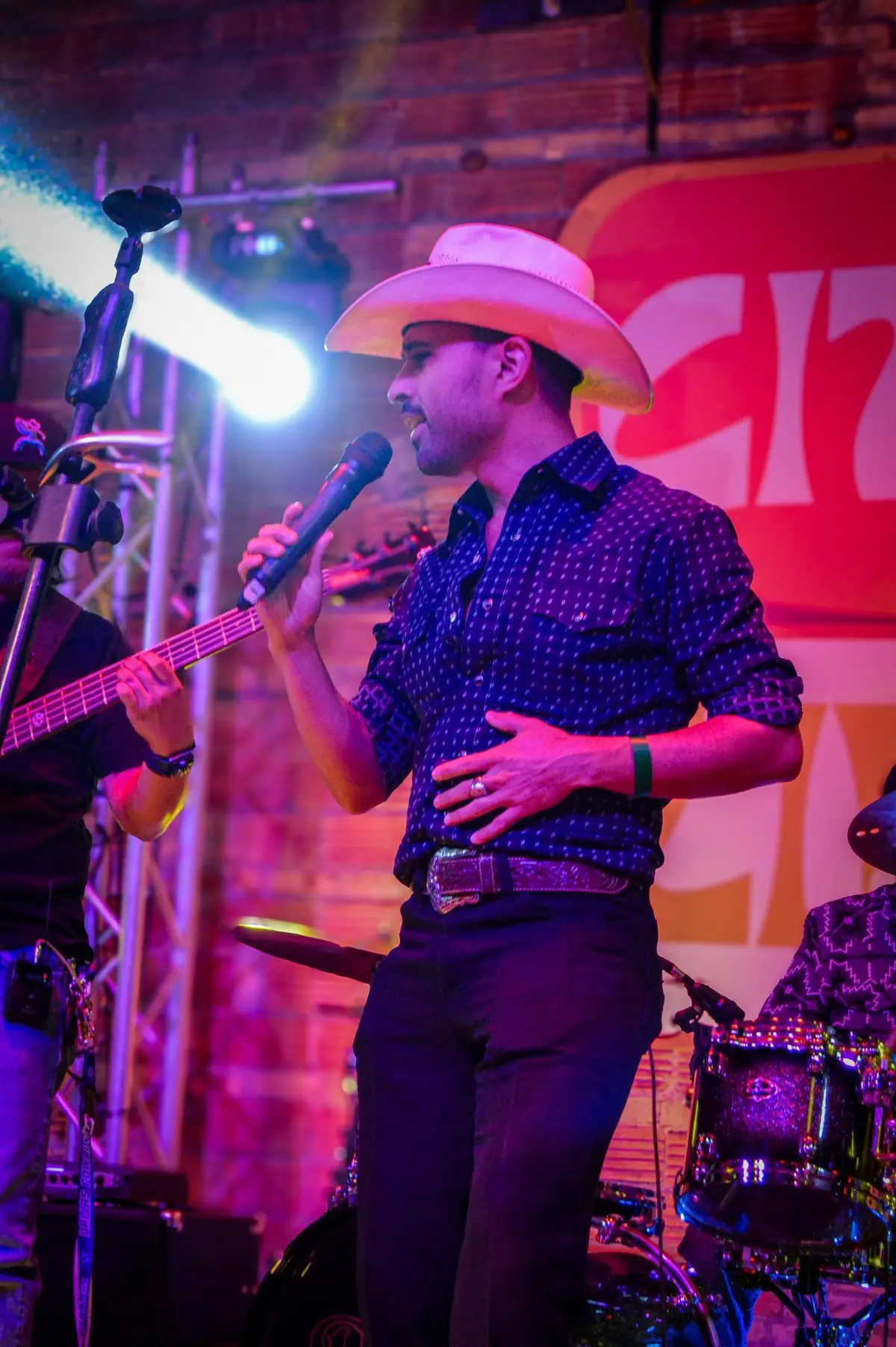 Livin’ my honky tonk dreams 🎤 📸: Wolf Jamie