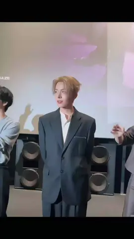 heeseung for today’s vr concert stage greeting❤️flash nya😣 #leeheeseung #heeseung 