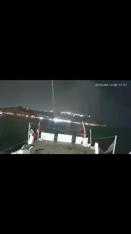 I marinai della flottiglia di Greta Thunberg affermano che un drone ha lanciato una bomba incendiarla sulla barca ⛵