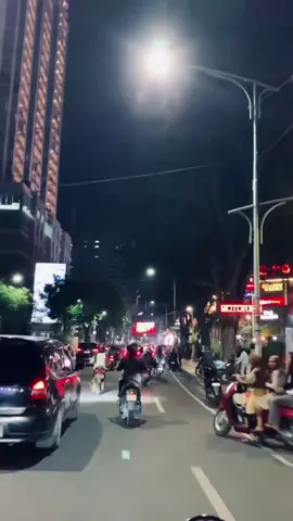 haiii kawan, jangan nikah dulu ya. ngopi di Tunjungan gwalk gubeng wiyung taman apsari tiap malem minggu, muter in jalan sampai tersesat, ke mall memenuhi inerchild, makan baso itu enak, nonton bioskop, joging pagi, beli mainan ke DIY, makan ice cream, kabur dari tukang parkir Indomaret itu masi terlihat seru. nanti aku mainnya sama siapa kalo ga sama kamu🥹 @nisss #surabaya #fyp #citylight 