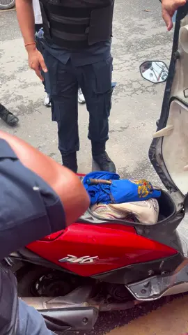Khukuri vetiyo dhading ko scooter ma #protest #corruptednepalipolitician #khukuri #dhading 