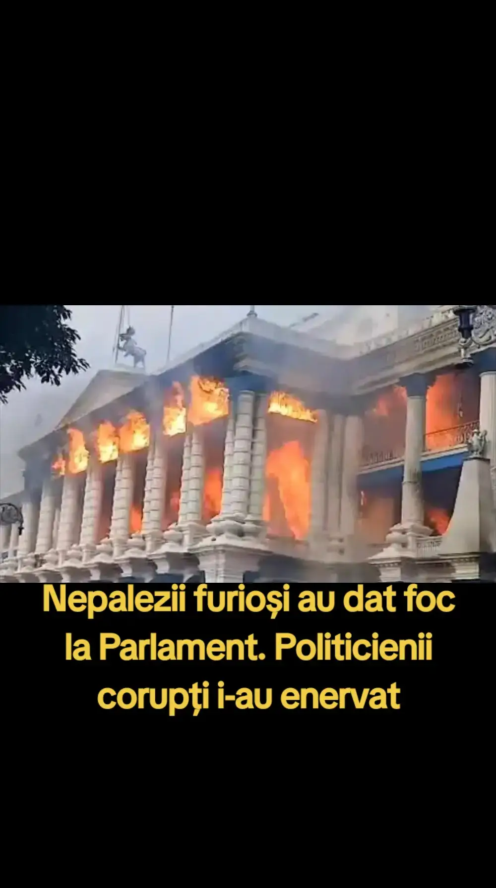 Nepalul se află în mijlocul unei crize, cu mii de tineri din generația Z protestând împotriva corupției politicienilor. Parlamentul din Kathmandu a fost atacat și incendiat, iar oamenii sunt furioși pe sistemul care a protejat privilegii obscure. Scânteia revoltei a fost interzicerea rețelelor sociale, dar nemulțumirea a dus la o revoltă națională împotriva corupției și nepotismului. Poliția a reacționat cu violență, dar protestatarii, care simt că le-a fost furat viitorul, nu se lasă intimidați. Premierul a demisionat, dar furia continuă, iar casele unor foști lideri politici au fost atacate. Revolta arată că oamenii își doresc schimbare și nu mai acceptă corupția. #nepal #parlament #politia #nepalezi #breakingnews 