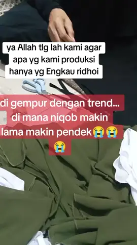 Kemarin ada yg datang ke toko beli niqob yg pendek, di tawarin yg lebih panjang gak mau...  koq hati ku begitu nyesek... nangis sesenggukan, sediiiih sekali... ya Allah ampunilah kami... berat bagi kami berada di barisan fashion syari.. agar bisa tetap istiqomah... untuk tidak ikut2 an produksi niqob yg pendek2 sekali ( 20 cm -15 cm)  cadar atau niqob bukan sekedar penutup wajah... tapi ia adalah indentitas diri bahwa kita adalah hamba Allah yg sedang proses kepada ketaqwaan... berniat kita agar Allah tolong kita dalam barisan sayyidina Fatimah Az Zahra. .. 