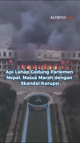 Sedikitnya 19 orang tewas dan puluhan lainnya terluka dalam demonstrasi di Kathmandu, Nepal, Senin (8/9/2025). Kebijakan ini salah satunya dipicu pemblokiran media sosial, skandal korupsi, dan gaya hidup mewah pejabat. Beberapa minggu sebelum larangan berlaku, media sosial di Nepal ramai dengan kampanye bertajuk “nepo kid”. Kampanye soroti gaya hidup mewah anak-anak politisi, menggunakan pakaian desainer, mobil mewah, rumah mewah, dan sering berpergian ke luar negeri. Sementara, warga biasa menghadapi kesulitan ekonomi. Pada Selasa (9/9/2025), gedung parlemen dan sejumlah bangunan pemerintah dibakar, di tengah pengunduran diri Perdana Menteri KP Sharma Oli, Selasa (9/9/2025). Sumber: Viory Kreatif: Nabilla Mutiara  Produser: Reza Kurnia Darmawan + #Demo #Nepal #Global ##Cut