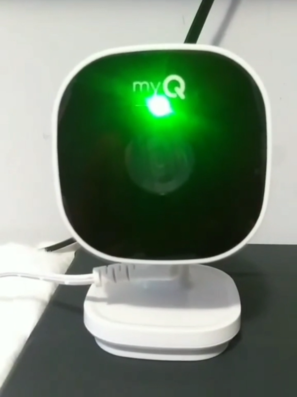 myQ Smart Indoor Security Camera camar de seguridad para interior, con visión nocturna, sensor de movimiento... #myQ #camera #securitycamera #camaradeseguridad #tiktokshop 