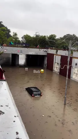 banjir sampai banyak mobil yang terjebak di terowongan baypas #ngurahraiinternationalairport #banjir #bali #denpasar 