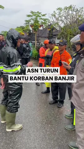 Hujan deras yang mengguyur wilayah Kabupaten Jembrana sejak Selasa (9/9) kemarin mengakibatkan banjir di sejumlah titik. Genangan air dilaporkan merendam pemukiman warga, lahan pertanian, serta mengganggu akses transportasi di beberapa ruas jalan utama. Bupati Jembrana, I Made Kembang Hartawan, menginstruksikan kepada seluruh jajaran Pemerintah Kabupaten Jembrana mulai dari pejabat, seluruh ASN, aparatur Desa/Kelurahan hingga Kaling/Kelian untuk siap siaga membantu masyarakat serta selalu waspada terhadap potensi banjir susulan, mengingat intensitas hujan masih cukup tinggi.  Demi Jembrana, Pasti Bisa! #banjir #banjirjembrana #banjirbali #bencana #musibah @BPBD Kabupaten Jembrana @satpolppjembrana @dinsos jembrana 
