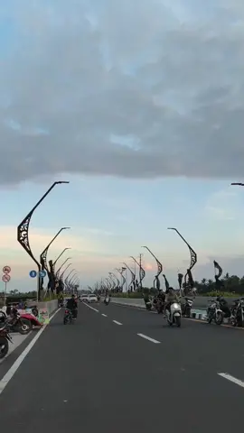 bukan ANAK SENJA apalagi sang PUJANGGA cuma nekat kesini liat layangan NAGA sekalian cuci MATA bukan cuci SENJATA yg slalu dibawa kemana MANA upzzzzz #jembatanpandansimo 