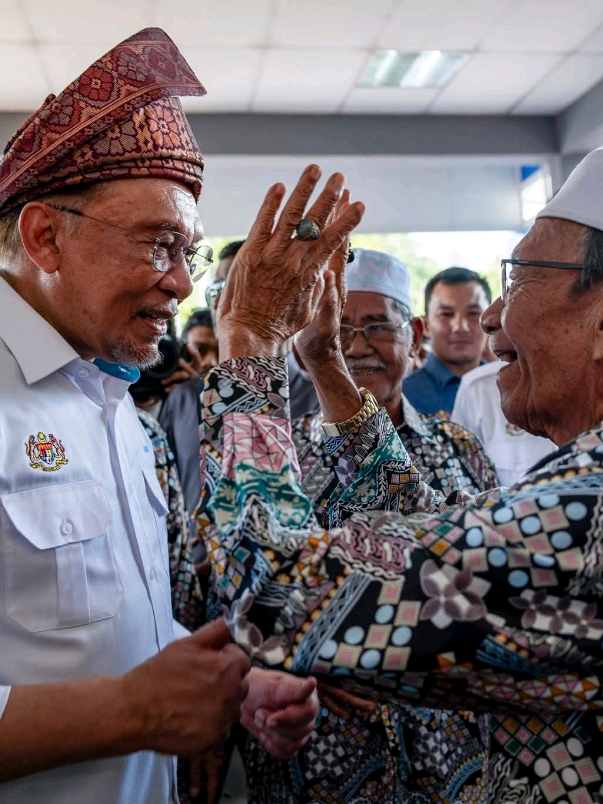 🇲🇾 Perdana Menteri Tekankan Kebajikan Rakyat di Penutupan Program MADANI Rakyat Kedah Perdana Menteri Dato’ Seri Anwar Ibrahim hadir menutup Program MADANI Rakyat (PMR) Kedah semalam, sambil menyantuni rakyat dalam suasana harmoni & muafakat. 🔹 Kebajikan rakyat jadi keutamaan dari Kerajaan Persekutuan hingga ke negeri, tiada siapa akan dipinggirkan. 🔹 Kos sara hidup diberi perhatian melalui Subsidi Bersasar, program SARA (Sumbangan Asas Rahmah) & pelbagai bantuan terus ke rakyat. 🔹 Semua usaha ini diperkukuh dalam Rancangan Malaysia Ke-13 (RMK13) menjunjung keadilan sosial, keseimbangan pembangunan & kelestarian hidup. PM turut bertemu sahabat-sahabat pejuang Baling 1974, mengenang semangat juang & doa mereka yang kekal jadi inspirasi hari ini. #MalaysiaMADANI #RancakkanMADANI #MADANIBekerja #RMK13 #ProgramMADANIRakyat 
