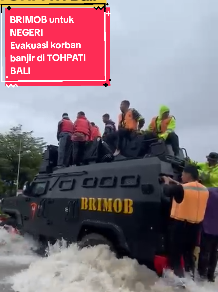 BRIMOB untuk NEGERI  Evakuasi korban banjir di TOHPATI Bali  #polsekgenuk #brimob  #bali #banjir 