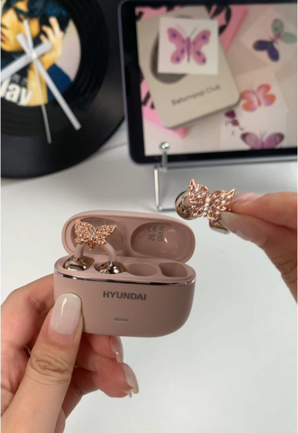 Good earphones don't have to be expensive. This pair of droopy earphones combines all the advantages, with good looks and multiple functions, and most importantly, they are still on sale!#earbudswireless #ClipOnEarbuds#tiktokshop #BudgetTech #headphone #affordablefinds #WirelessEarbuds #TikTokShopBacktoSchool #TikTokShopDealsforyoudays #DealsForYouDays #DealsForYou #TreasureFinds #2024BackToSchool #spotlightfinds #spotlightfashion #fallstraw#fallstraw#TechObsessed #rushready 
