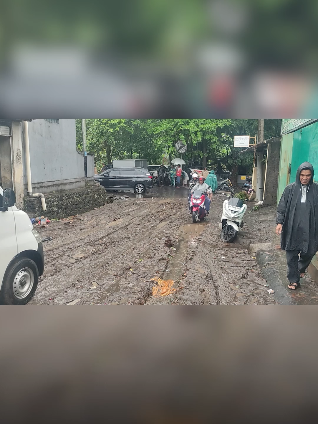 AIR SUNGAI MELUAP, 3 ORANG DAN 5 MOBIL TERSERET ARUS #ubung #banjirdenpasar