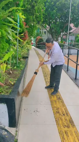 Hari rabu waktunya bersama-sama membersihkan lingkungan kantor 🌿 Kantor bersih, hatipun senang. Bekerja semakin semangat & produktif ✨️ #RabuBersih  #AkrabBerseri  #sentraphalamartha  #sentraphalamarthasukabumi 