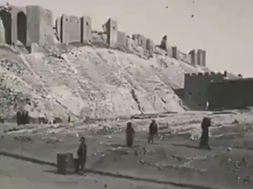 کورتیەک ژ دیروکا هسنیان  لسه‌ر مێژوویا عه‌شیره‌تا ھسنیان ھه‌سنی ژ عه‌شیره‌تێن کوردی یێن بناڤ ده‌نگن یێن  ل جزیرا بۆتان (ابن عمر) ل سه‌ر ده‌ڤه‌رێن رووبارێ دجله‌ باکورێ رۆژاڤایێ زاخۆ ژ ده‌مێن به‌رێ ئاکنجی بووینه‌.  ابن خلدون (١٤٠٦) ئاماژه‌ ب کوردێن حسینی د روودانا ھێرشا ئه‌میر قرنیش العگلی ل سه‌ر وه‌لاتێ دوستیکی دایه‌. ھه‌روه‌سا فضل اڵه العمری د سه‌دێ چارێ ده‌ھێ ناڤێ عه‌شیره‌تا ھسنیان د کتێبا مسالک الابصار ئینایه‌. مێژووناس که‌مال ئه‌حمه‌د مه‌زھه‌ر گۆت: ھسنیان به‌رێ عه‌شیره‌ته‌کا مه‌زن و گه‌رۆک بوون، سوڵتان سه‌لیمێ ئێکێ (١٥١٢-١٥٢٠) به‌شه‌ک ژ وان ل ده‌ڤه‌را سنوورێ عوسمانی  یا نێزیک رووسیا و ئیران ئاکنجی کرن بۆ پاراستنا وێ. ھسنیان خاوه‌ن مێژوویه‌کا مه‌زنن و یا مل ژ مه‌زناھی و قوربانی دایین. ئه‌ڤ عه‌شیره‌ته‌ مفایه‌کا مه‌زن گه‌ھاندیه‌ ده‌ستهه‌لاتا ئیماراتا بۆتان یا ل سالا (١١٦١ێ) ھاتیه‌ دامه‌زراندن و ھه‌تا ھه‌یڤا ئابا سالا (١٨٤٧ێ) یا به‌رده‌وام بووی، ده‌مێ حکوومه‌تا عوسمانی ب سه‌ر وان دا ھاتی،  ل ده‌مێ به‌درخان پاشا ژ ئه‌میرێن مه‌زنێن ڤێ خێزانێ. ئه‌میرێن بۆتان پشت ب ھسنیان د گرێدان د کۆنترۆلکرنا عه‌شیره‌تێن د ناڤ سنوورێن ئیماراتا خوه‌ دا و د شه‌ڕێن وان دژی دوژمنێن وان یێن ده‌رڤه‌ و د ڤه‌کرنا قه‌لا و قه‌سرێن ب زه‌حمه‌ت ب سه‌ر له‌شکه‌رێ ئیماراتێ دکه‌فتن، وه‌کو روودانا ھه‌زاخ و سه‌ر ده‌ست کرن ل سه‌ر زاخۆ و ده‌ڤه‌را ئامێدیێ. سه‌رۆک عه‌شیرێن ھسنیان ب گشتی رێزه‌کا مه‌زن بۆ ئه‌میرێن بۆتان دگرتن و ب دل سۆزی و فه‌رمانا وان دبرن، له‌وا ئه‌میرێن بۆتان د ئیكرامگرتنا وان دا زێده‌ ره‌فتار دکرن. کجال عه‌لی ژ سه‌رۆکێن ھسنیان یێن به‌رچاڤ بوو، ئه‌میرێ بۆتان ئه‌ردێن پان و به‌رێن ده‌شتی ل رۆژاڤایێ جزیرا بۆتان پێ به‌خشین، ل وێرێ ژی زێده‌تری سێ سه‌د ساله‌ ئاکنجی بووینه‌ و ب ده‌شتا ھه‌سنه‌ دھێته‌ نیاسین و نوکه‌ دکه‌ڤیته‌ د ناڤ ئه‌ردێن سووریێ دا د ده‌ڤه‌را سنووری یا به‌رامبه‌ر عیراق و تورکیا، د به‌رامبه‌ر خزمه‌تێن وی و شه‌رڤانین وی د شه‌ڕێ دژی دوژمنێن ئیماراتا کوردی دا. ........................ المصادر (1) تاريخ ابن خلدون , بيروت , 1971م , 4/ 319. (2) عبدالرقيب يوسف , حضارة الدولة الدوستكية في كوردستان , الجزء الثاني  , ص 209. (3) أ. شاميلوف , حول مسالة الاقطاع بين الكورد , , ترجمة وقدم له وعلق عليه د. كمال مظهر احمد , بغداد , 1984م. (4) انور مايي , الاكراد في بادينان , دهوك , 1999م. (5) اصيب سيد صالح بطلق ناري في وجهه في تلك الواقعة وعولج حتى شفي , وهو الجد الجامع لآل سيد حاجي  من العوائل المعروفة ذات الوجاهة في عشيرة الهسنيان . (6) حمكو احد امراء عشيرة الهسنيان فقد منحه امير بوتان قرية ديرك (ديركا حمكو) لقاء خدماته باستيلاء على زاخو ومنطقة العمادية ‒ آزاد ديركي , جريدة خبات , العدد 804 . (7) انور مايي , محاضرة عن ثورة بدرخان باشا , 1959م. ● المقال مقتبس من كتاب ( دراسة حول عشيرة الهسنيان ) للدكتور احمد بشيرمحمد, مطبعة جامعة دهوك , 2013م. #قرية_سيقبات #عشيرة_الهسنيان #هسني #ناحية_زمار #jalal_newaf 