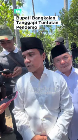 Bupati Bangkalan menanggapi tuntutan massa dan berterimakasih atas koreksi dari masyarakat. Bupati Bangkalan menilai adanya aksi demo dari masyarakat Bangkalan menunjukkan check and balance, kontrol dan demokrasi masyarakat Bangkalan hidup. ##bangkalan##aksidemo##pemkabbangkalan##asetdaerah##sampah