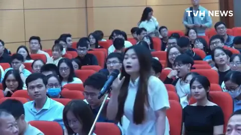 2 cái tên khiến tất cả khán phòng phải ồ lên trong tiếng vỗ tay, hò reo của cả hội trường. 👏👏👏 Bác sĩ nội trú được coi là “tinh hoa” của đất nước, bởi kỳ thi chỉ cho phép dự thi một lần trong đời và chỉ những người xuất sắc nhất trong số những người giỏi mới có thể bước qua cánh cửa này. Chính vì vậy, đội ngũ giáo sư, bác sĩ đi trước đặc biệt quan tâm, bởi qua mỗi kỳ thi, một thế hệ kế cận mới của y khoa Việt Nam sẽ lộ diện. Video: Đại học Y Hà Nội