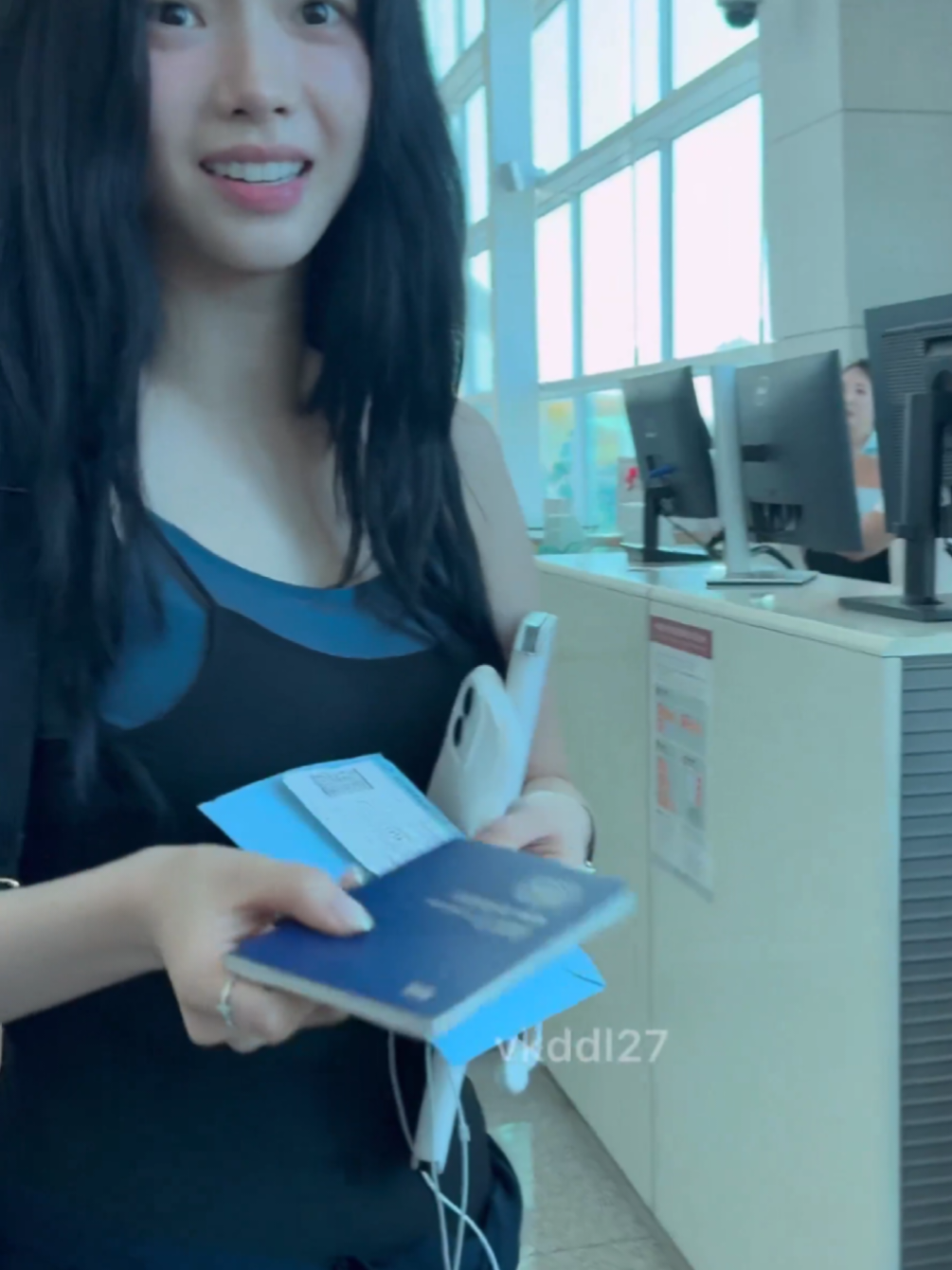 (Situation) Karina : Hi 👋🏻 MY :  Don't go to America~~ Karina : Take my (passport) with you.. 😣 #funny #karina #aespa #karinaaespa #airport 