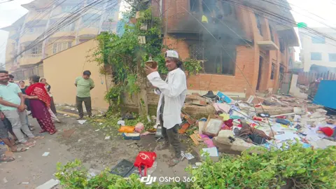 People caught looting clothes, golds, whiskey and other valuable items from Jhalanath Khanal’s Dallu residence during unrest in Nepal. #Nepal #Protest #Unrest #Viral 