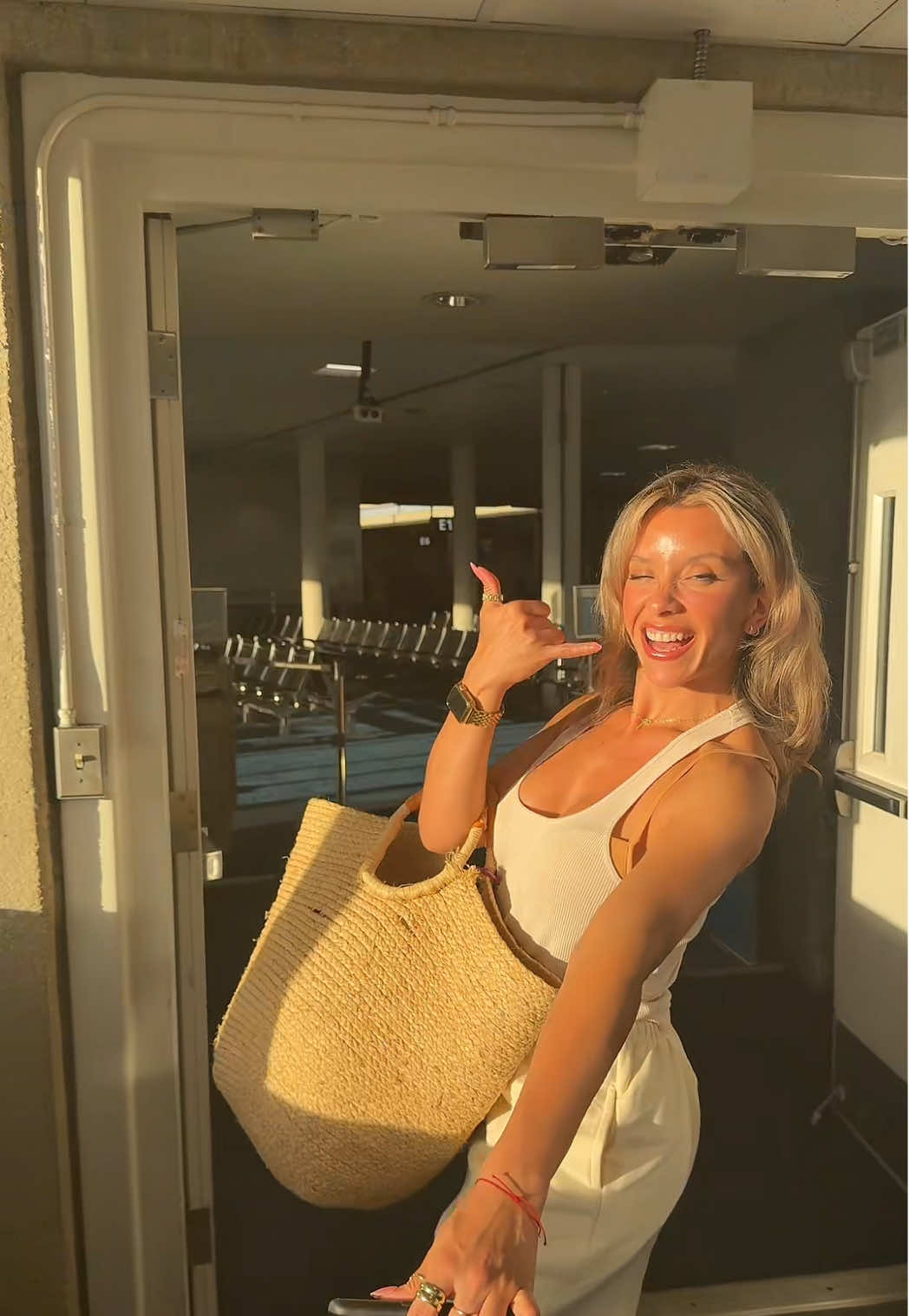 “oh my god… I actually did my nails on the airplane ✈️💅🏽 who else has tried this before? @ohora USA  got me ready for my next trip 🏝️✨” #TravelReady #AirplaneNails #ohora #nailtok 