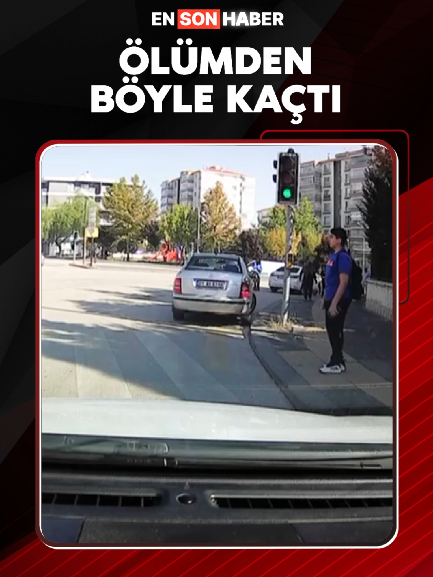 Ankara’nın Sincan ilçesinde, yaya geçidinde bekleyen öğrencinin kontrolden çıkan arabadan son anda kurtulduğu anlar kameralara yansıdı. #araba #öğrenci #yaya #ankara