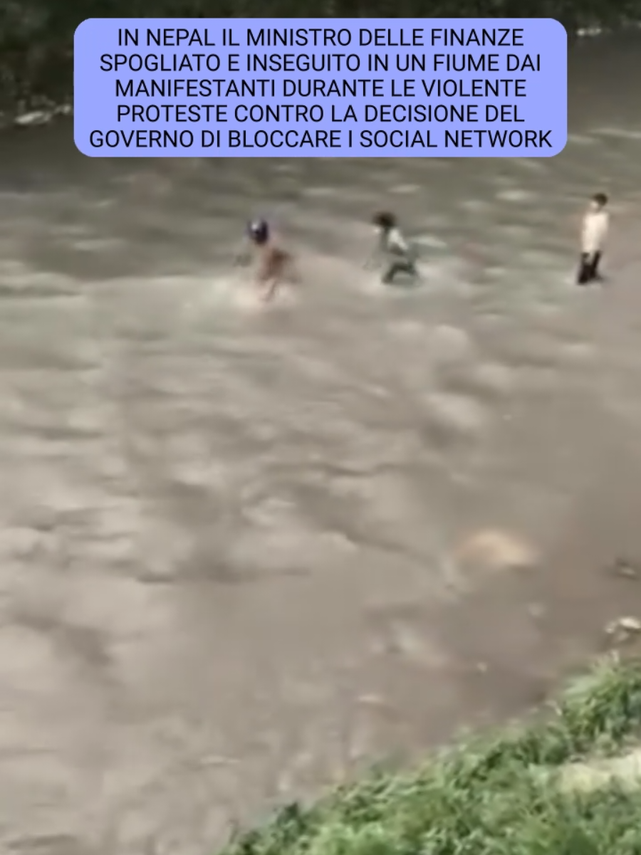 È stato diffuso un filmato che mostra il ministro delle Finanze nepalese Prasad Paudel costretto a fuggire in un fiume per scappare ai manifestanti durante le violente proteste di Kathmandu. L'uomo, con un casco da motociclista in testa, viene picchiato ripetutamente con un bastone e poi spogliato dei suoi vestiti. Nelle proteste della 'Generazione Z' nel giro di 48 ore sono stati incendiati il Parlamento, la Corte Suprema e le case di esponenti politici a cominciare dal premier dimissionario Sharma Oli. Oltre 20 i morti (fra cui la moglie dell'ex primo ministro che ha perso la vita nell'incendio della sua casa) e più di 400 i feriti. Le proteste, iniziate con la richiesta al governo di revocare il divieto sui social media e di contrastare la corruzione, si sono riaccese nonostante le app siano tornate online Video Reuters #nepal #prasadpaudel 