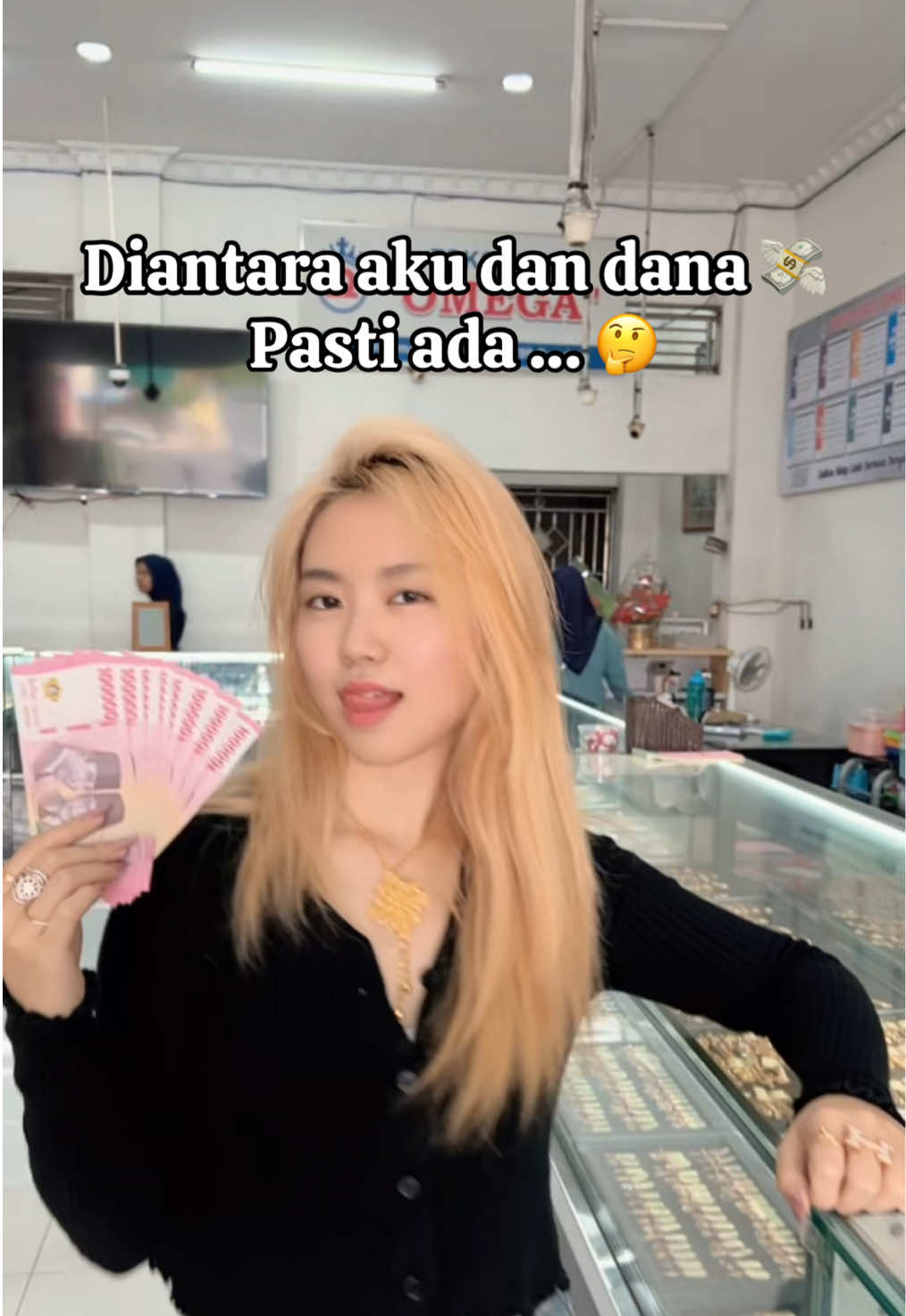 Diantara aku dan dana pasti ada … 🤔 Ada koleksi cantik dari Omega Caruban😍🫶🏻 #fyp #omegacaruban #fun #funny #justforfun 