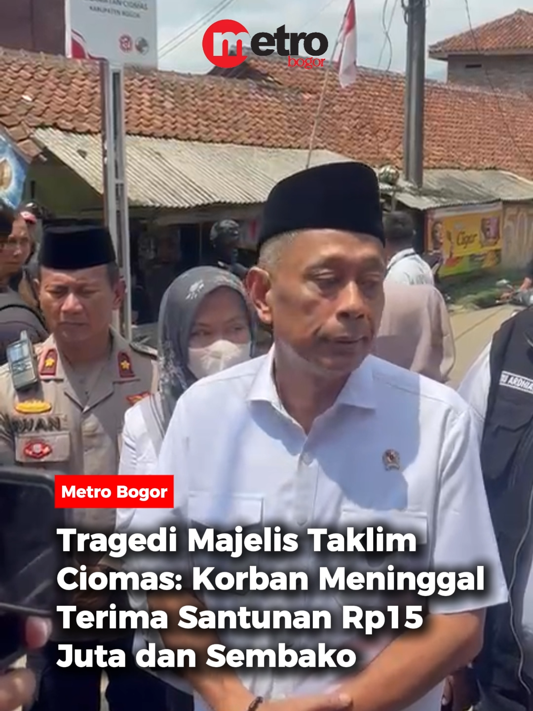 Wakil Menteri Sosial Agus Jabo Priyono menyerahkan santunan kepada ahli waris empat korban meninggal dunia dalam musibah ambruknya majelis taklim di Desa Sukamakmur, Kecamatan Ciomas, Kabupaten Bogor, Rabu (10/9/2025). Keluarga ahli waris masing-masing menerima santunan uang tunai sebesar Rp15 juta.  Selain itu, mereka juga mendapatkan bantuan berupa sembako. Sebelumnya, bangunan majelis taklim di wilayah Kampung Ciapus, Desa Sukamakmur, Kecamatan Ciomas, Kabupaten Bogor ambruk pada Minggu, 7 September 2025.  Ratusan orang yang sedang mengikuti kegiatan Maulid Nabi mengalami luka-luka dan 4 orang meninggal dunia.  Diduga, penyebabnya adalah karena tidak kuat menahan beban jemaah yang datang. 🎥: kiriman #metrobogor #bacametrobogor #metropolitan #majelistaklimambruk #wamensos #santunankorban #agusjabopriyono