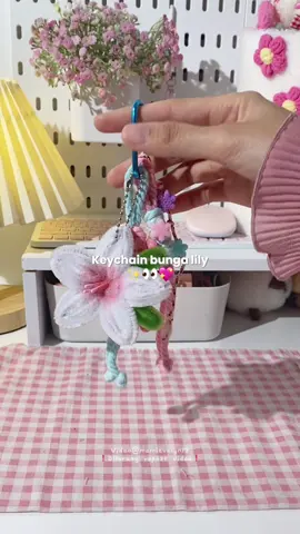 Warnanya cantik! Buat di tas sekolah💖 #bagcharm #charmbag #keychain #keychainbunga #gantungantas 