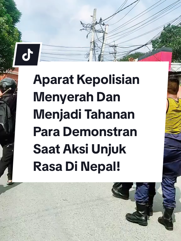 Sejumlah aparat kepolisian menyerah dan menjadi tahanan para demonstran saat aksi unjuk rasa di Nepal. #hariharijakarta #jktinfo #infojakarta #jakarta #jakartatimur 