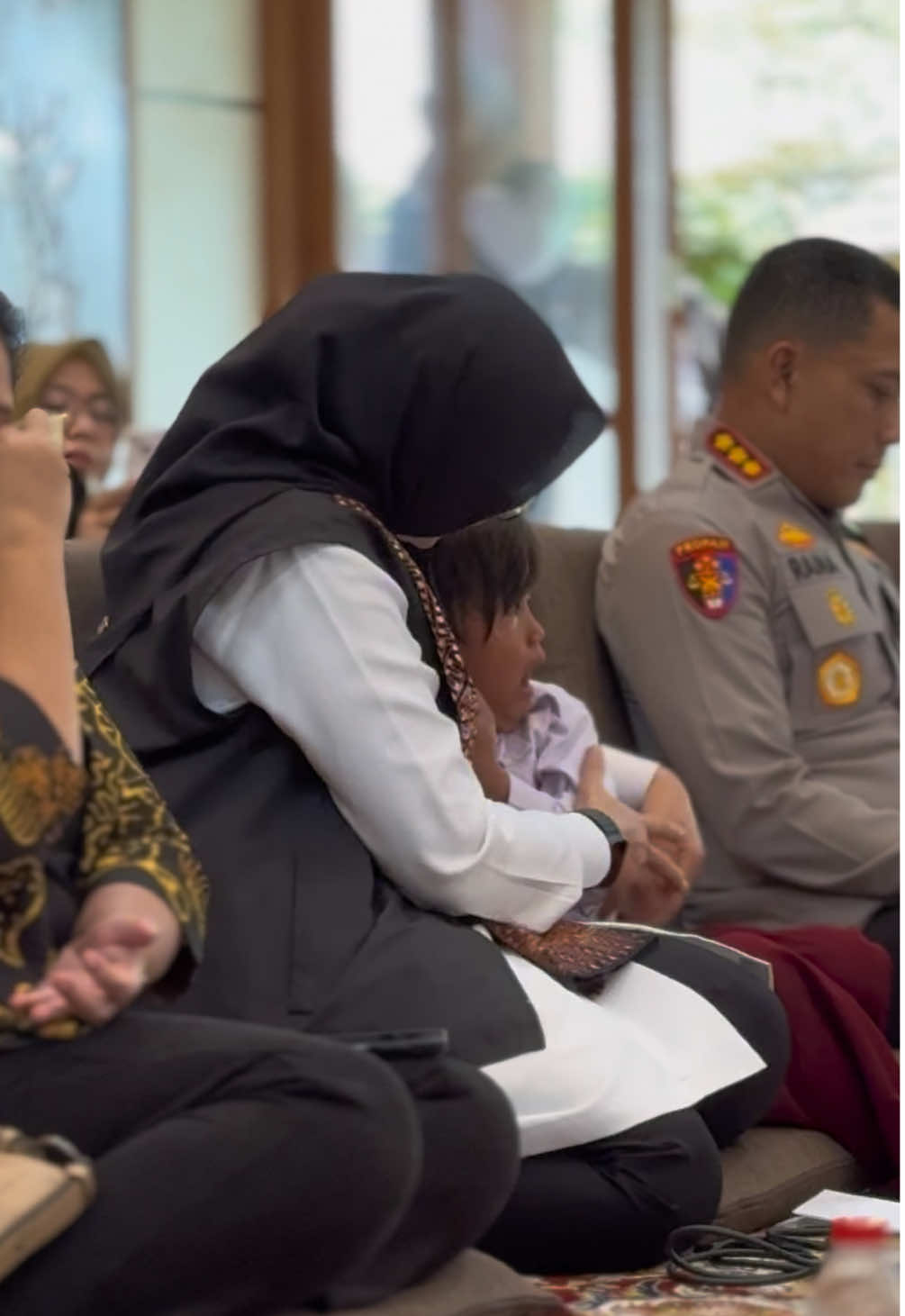Di balik senyum tulus Bu Ipuk, terpancar kebahagiaan yang murni saat membersamai anak-anak Sekolah Rakyat. Momen-momen ini bukan hanya sekadar pertemuan, melainkan ikatan hati yang terjalin erat. Di mata polos mereka, Ibu Ipuk menemukan semangat dan harapan yang tak pernah padam. Keceriaan mereka, tawa mereka, dan bahkan cerita-cerita sederhana mereka adalah pengingat bahwa kebahagiaan sejati hadir dalam kebersamaan, dalam kepedulian, dan dalam cinta yang tulus. Semoga kehangatan ini terus menyelimuti dan menjadi inspirasi bagi kita semua untuk selalu berbagi kasih dengan sesama. #bupatibanyuwangi #ipukfiestiandani 