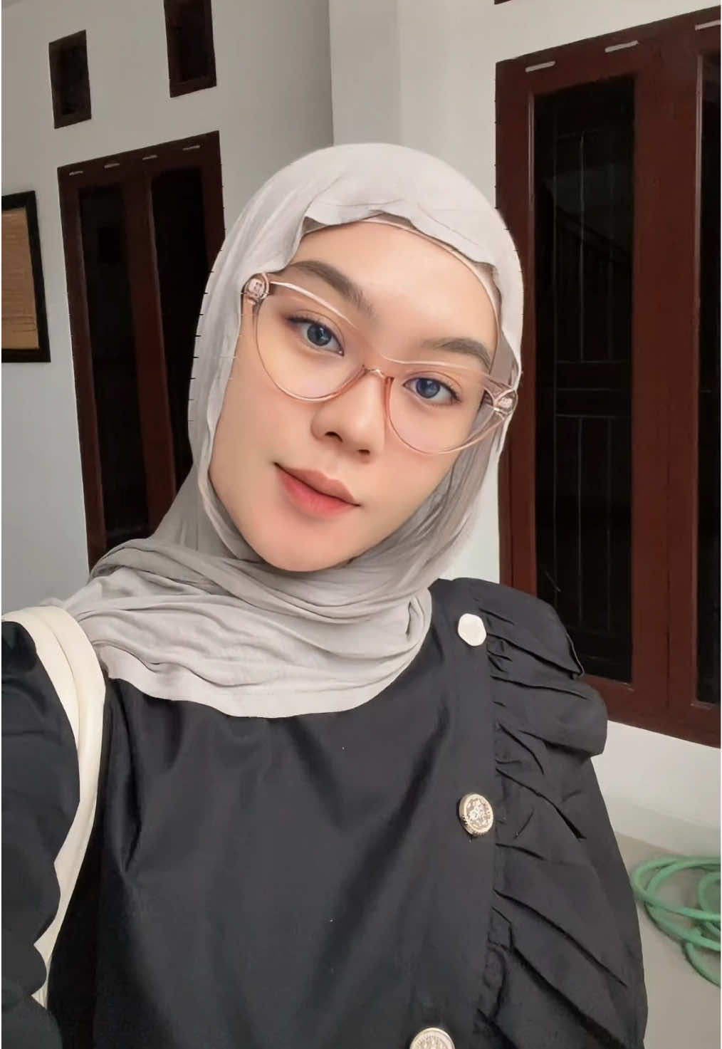 Yang mukanya sama kaya aku bulat dan lebar, cocoknya pake kacamata ini.