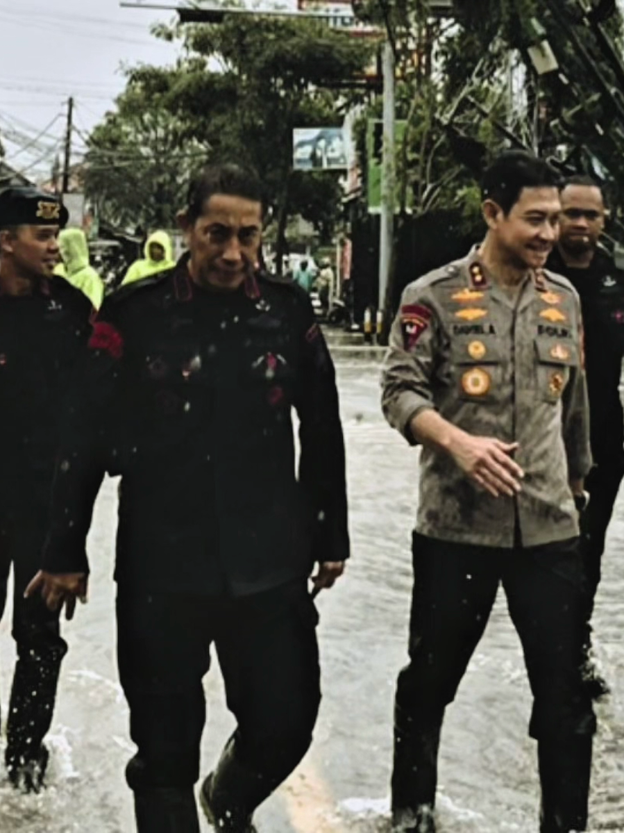 Bencana datang tanpa aba aba , tapi kemanusiaan tak pernah surut. Polisi bersama warga bahu-membahu mengevakuasi korban dan membersihkan sisa-sisa banjir. Terima kasih untuk semua yang turun tangan. 🌧️🤝 #Banjir #Evakuasi #PolisiBantuWarga#PolisiBantuWarga @INFO DENPASAR BALI  