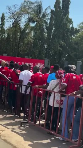 Mashabiki wa Simba SC wameanza kuingia uwanjani sasa unasubiri nini Mshabiki wa Simba SC kama upo karibu na eneo la uwanja muda ndo huu sasa njoo na tiketi yako mambo yatakua safi kabisa Leo ni Simba day 2025.  #viraltiktok #viral #tanzaniantiktok🇹🇿 #kenyantiktok🇰🇪 #ugandatiktok🇺🇬 