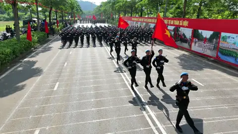 Một trong những điểm nhấn đầy ý nghĩa là sự xuất hiện diện của họ là biểu tượng sống động cho sứ mệnh nhân đạo vì khát vọng hòa bình mà Việt Nam luôn theo đuổi.. Các chiến sĩ cảnh sát gìn giữ hòa bình không chỉ là những người lính thực hiện pháp luật , mà còn là những sứ giả của lòng nhân ái mang theo hi vọng và kiến thức để giúp đỡ người dân ở những vùng chiến sự, Họ đã và đang để lại dấu ấn tốt đẹp hình ảnh đất nước, con người Việt Nam trong lòng bạn bè quốc tế cùng chào đón và tôn vinh những anh hùng thầm lặng này, những người đang đóng góp một phần kiến tạo để một thế giới tốt đẹp hơn #2thang9 #A80 #canhmanhthangtam #duyetbinh2025 #quockhanhvietnam 