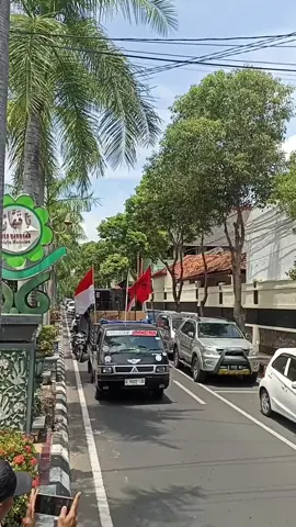 Puluhan organisasi masyarakat (ormas) di Kabupaten Tuban menggelar aksi unjuk rasa di tiga titik berbeda pada Rabu (10/9/2025). Mereka memprotes putusan bebas majelis hakim Pengadilan Negeri (PN) Tuban terhadap terdakwa kasus kekerasan anak yang dinilai mencederai rasa keadilan masyarakat. Aksi tersebut diikuti oleh sejumlah ormas, antara lain dari Pemuda Pancasila, LSM Gerakan Masyarakat Adil Sejahtera (GMAS), serta Lembaga Investigasi Negara (LIN). Mereka mengusung tema *“Tuban Darurat Keadilan Mengembalikan Kepercayaan Publik Terhadap Penegakan Hukum di Wilayah Hukum Tuban.”* baca selengkapnya di kabartuban.com (...)  #beritatiktok #beritatuban #demo #kabartuban #pengadilannegeri 