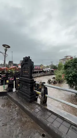 Kondisi Pura Beji di Aliran Sungai Badung Pura Beji yang terletak di aliran Sungai Badung, tepat di antara Pasar Kumbasari dan Pasar Badung, mengalami kerusakan parah akibat derasnya aliran sungai. Bagian utara pura tampak hancur setelah diterjang arus kuat saat banjir melanda kawasan ini. Kerusakan pada Pura Beji tidak hanya meninggalkan luka fisik pada bangunan suci, tetapi juga menjadi duka bagi masyarakat sekitar yang selama ini menjaga kesakralan pura tersebut. #banjir #fyp #viral #bali #bencanaalam 