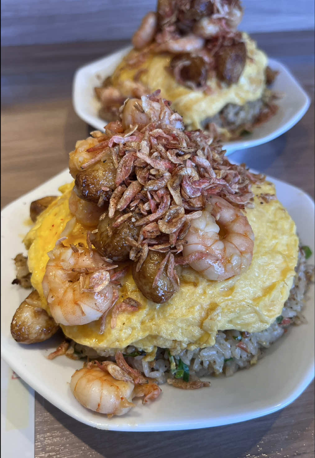ニンニクと海老たっぷりチャーハン！ □食べたもの 〇ふわたわ海老にん炒飯   1300円　 　　　　　　　　　大盛り 200円 　　　　　　にんにく増し 200円 プリプリの海老がガーリックとバターで 味付けされ、たっぷりニンニクと桜海老が 入ったニンニク好きにはたまらんチャーハン！ おいしかったです🤤 【保存、シェア】して是非 行ってみてちょ。 ご馳走様でした。 ———————————————  □店名　 　ネギにん中華そばともり火 □住所　 　愛知県一宮市緑3丁目3-14 □アクセス　 　駐車場有 □営業時間 　11:30～14:0018:00～21:30 　※週末は24時まで営業 　休日曜夜 ——————————————— #japanesefood #一宮グルメ #一宮ラーメン 