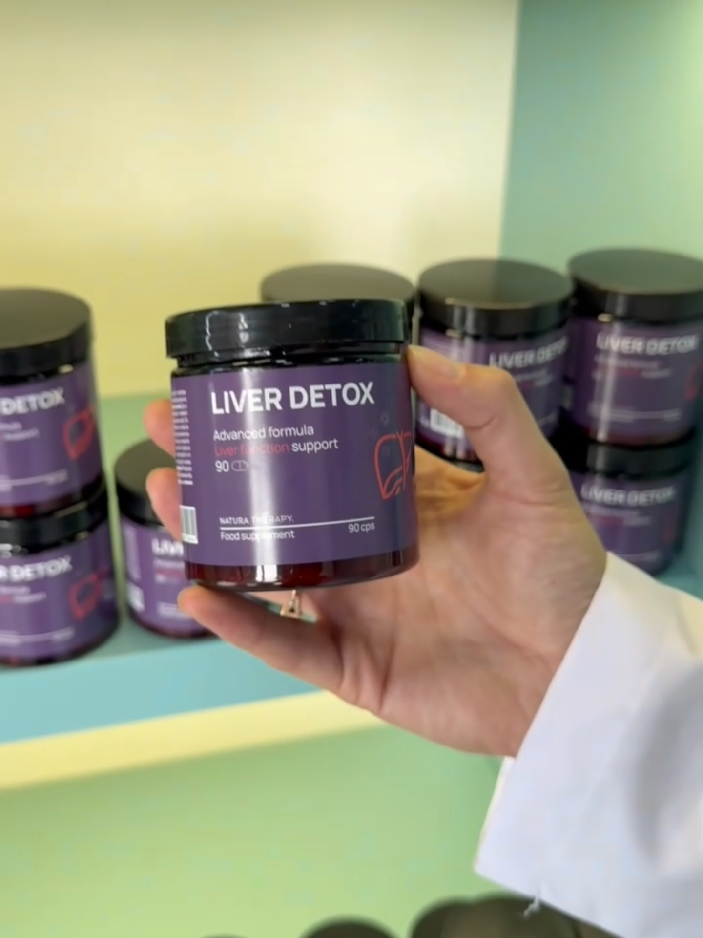 ✨ Elena prezanton Liver Detox ✨ Elena sjell për ju Liver Detox – suplementin natyral që kujdeset për shëndetin e mëlçisë dhe mirëqenien e përgjithshme. 🌿💚 ✅ Pastron organizmin nga toksinat 🧪 ✅ Përmirëson funksionin e mëlçisë 🫀 ✅ Rrit energjinë dhe vitalitetin ✨ ✅ Mbështet tretjen dhe mirëqenien e përditshme 🌱 Me profesionalizëm dhe qartësi, Elena thekson rëndësinë e kujdesit për mëlçinë – “laboratorin” kryesor të trupit tonë – dhe pse Liver Detox është zgjedhja e duhur për një jetë më të shëndetshme. 🌟 👉 Kujdesu për trupin tënd, zgjidh Liver Detox dhe ndjehu më i lehtë, më aktiv dhe plot energji! ⚡💚 Porosit tani: 📞 045 956 000 📩 @natura_therapyks1  #fyp #FYP #naturatherapy #Foryou #foryoupage #xyzbca