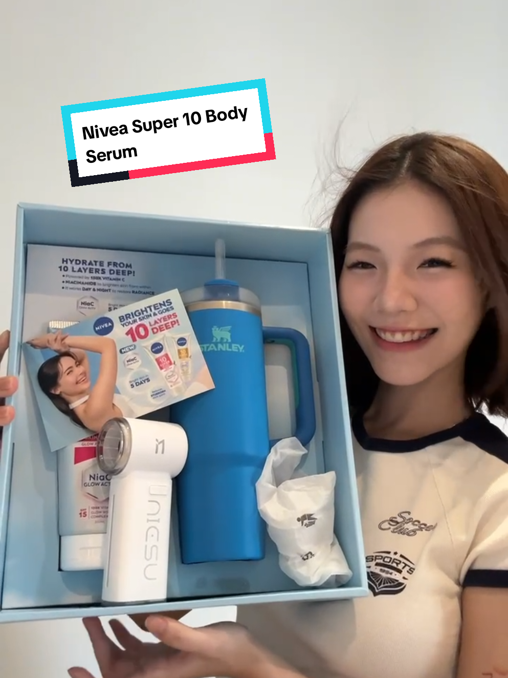 最近的天气真的太热了🌞 人要多喝水，皮肤其实也会「口渴」！ 幸好有 NIVEA 身体精华🫧 💧 质地很轻盈，不会黏腻，抹上去马上吸收，夏天用也超舒服～ 🍊 含有维C和烟酰胺，帮肌肤从底层喝饱水，还能提亮气色。 🌙 白天提亮，晚上修护，连续用下来，皮肤真的会越来越透亮发光✨ 这个夏天，不只是自己要补水，让皮肤也一起喝饱水吧！💦 #myNIVEA #NIVEAExtraBright #NIVEASuper10 #NIVEABodyLotion #productcontent 