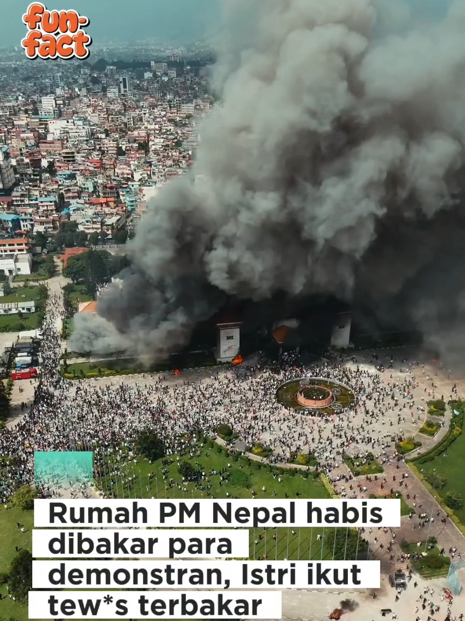 Unjuk rasa berdarah di Nepal terus memakan korban jiwa. Istri salah satu mantan Perdana Menteri (PM) Nepal tewas pada Selasa (9/9) waktu setempat, setelah para demonstran membakar rumahnya di ibu kota Kathmandu. Rajyalaxmi Chitrakar, yang merupakan istri dari mantan PM Jhalanath Khanal, seperti dilansir NDTV, Rabu (10/9/2025), tewas setelah terjebak di dalam rumahnya yang dibakar oleh para demonstran pada Selasa (9/9) waktu setempat. Khanal menjabat PM Nepal selama enam bulan pada tahun 2011 lalu. Insiden mematikan itu terjadi di kediaman Khanal dan istrinya di area Dallu ibu kota Kathmandu, saat unjuk rasa ricuh berlangsung.  Chitrakar, menurut pihak keluarga, dilarikan ke Rumah Sakit Khusus Luka Bakar Kirtipur. Namun dia meninggal dunia saat menjalani perawatan medis. Tidak diketahui keberadaan atau kondisi Khanal usai rumahnya dibakar para demonstran. ￼ Home Berita Jabodetabek Internasional Hukum detikX Kolom Blak blakan Pro Kontra Infografis Foto Video Hoax Or Not Suara Pembaca Daerah Indeks ￼ detikNewsInternasional Ngeri! Istri Eks PM Nepal Tewas Usai Rumahnya Dibakar Demonstran Novi Christiastuti - detikNews Rabu, 10 Sep 2025 12:07 WIB BAGIKAN   Komentar ￼￼￼Momen gedung pemerintahan di Nepal dibakar para demonstran (AFP/PRABIN RANABHAT) Kathmandu -  Unjuk rasa berdarah di Nepal terus memakan korban jiwa. Istri salah satu mantan Perdana Menteri (PM) Nepal tewas pada Selasa (9/9) waktu setempat, setelah para demonstran membakar rumahnya di ibu kota Kathmandu. Rajyalaxmi Chitrakar, yang merupakan istri dari mantan PM Jhalanath Khanal, seperti dilansir NDTV, Rabu (10/9/2025), tewas setelah terjebak di dalam rumahnya yang dibakar oleh para demonstran pada Selasa (9/9) waktu setempat. Khanal menjabat PM Nepal selama enam bulan pada tahun 2011 lalu. Insiden mematikan itu terjadi di kediaman Khanal dan istrinya di area Dallu ibu kota Kathmandu, saat unjuk rasa ricuh berlangsung. Chitrakar, menurut pihak keluarga, dilarikan ke Rumah Sakit Khusus Luka Bakar Kirtipur. Namun dia meninggal dunia saat menjalani perawatan medis. Tidak diketahui keberadaan atau kondisi Khanal usai rumahnya dibakar para demonstran. Baca juga:Demo Berdarah di Nepal, Massa Bakar Rumah dan Serang Menteri Rumah Khanal dan Chitrakar turut menjadi sasaran kemarahan demonstran, yang dipimpin oleh Gen Z di Nepal, yang memprotes pemblokiran akses media sosial, seperti Facebook, X dan YouTube, di negara tersebut. Pemblokiran dilakukan karena perusahaan media sosial itu gagal mendaftar dan tunduk pada pengawasan pemerintah Nepal. Pemblokiran itu telah dicabut pada Senin (8/9) malam waktu setempat, namun unjuk rasa tidak mereda. Unjuk rasa justru menjadi ricuh dan semakin melebar menjadi kritikan yang lebih luas terhadap pemerintah Nepal dan tuduhan korupsi di kalangan elite politik negara tersebut. Para demonstran nekat membakar rumah beberapa pejabat tinggi Nepal dan membakar gedung parlemen. Bandara di ibu kota Kathmandu terpaksa ditutup, dengan helikopter militer mengangkut sejumlah menteri ke lokasi yang aman. Situasi semakin memburuk ketika para personel Kepolisian Nepal melepas tembakan ke arah para demonstran, hingga menewaskan sedikitnya 22 orang -- menurut data BBC. Para demonstran yang marah dengan kematian sesama demonstran terus melanjutkan aksi protes mereka. #Demo #nepal #viral #tranding #fyp 