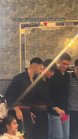 Ne diyor acaba 🤔❤️‍🔥#beniöneçıkart #keşfetteyizzz #halayyeriinceleme #urfahalayları #bakiaslanbey 