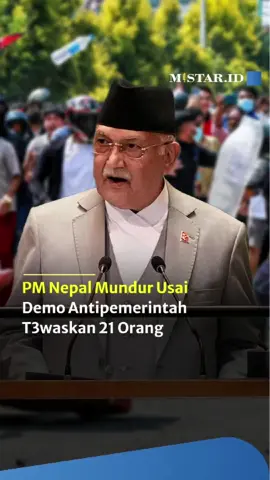 PM Nepal Khadga Prasad Sharma Oli Mundur Usai Kerusuhan T3waskan 21 Orang MISTAR.ID – Perdana Menteri Nepal, Khadga Prasad Sharma Oli, resmi mengundurkan diri dari jabatannya pada Selasa (9/9/2025). Keputusan itu diambil setelah gelombang demonstrasi menewaskan sedikitnya 21 orang. Dilansir dari Associated Press, sehari sebelumnya massa membakar rumah sejumlah pemimpin politik terkemuka di Kathmandu. Kerusuhan itu berujung bentrok dengan aparat. Polisi melepaskan tembakan yang menewaskan 19 orang dan melukai ratusan lainnya. Pasca kerusuhan, kepolisian Nepal memberlakukan jam malam di ibu kota dan sejumlah kota lain, menutup sekolah-sekolah, serta memperketat pengamanan. Gelombang protes ini dipicu oleh kebijakan pemerintah yang melarang penggunaan media sosial sejak Jumat (5/9/2025). Kebijakan tersebut memperburuk kemarahan publik, yang sejak lama menuding partai-partai politik terlibat praktik korupsi. Adapun pada Selasa, layanan media sosial di Nepal telah dipulihkan kembali. Namun, situasi politik tetap bergejolak menyusul pengunduran diri Perdana Menteri Oli. 🔗 Baca berita lengkap hanya di MISTAR.ID #Nepal #NepalProtest #KhadgaPrasadSharmaOli #NepalCrisis #BreakingNews          