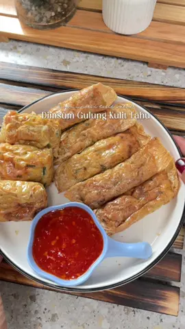 Sekali gigit dapet semuanya…protein & sayurnya ada, rasa nya gurih, kenyal & kulitnya garing meskipun gorengnya cuma pakai sedikit minyak karena aku pakai airfryer @Reiwa ID yg bikin masakan matang sempurna tanpa perlu di bolak balik DIMSUM GULUNG KULIT TAHU 250 gr daging ayam giling 100 gr udang giling 3 siung bwg putih 2 batang daun bawang 1 buah wortel 1 butir telur 1/2 sdt garam 1 sdt gula 1/2 sdt lada bubuk 1 sdt kaldu bubuk 1 sdm saos tiram 2 sdm minyak wijen 3 sdm tepung tapioka Kulit kembang tahu secukupnya Keju quick melt (optional)   CARA MASAK : Tonton Video sampai habis 📌NOTE : produk Reiwa sekarang bisa dibeli di HCL (Home Credit Indonesia) #homeliving #dimsum #rekomendasi #airfryer #lowwatt 
