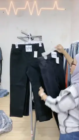 Flash sale celana jeans wanita premium! HW tinggi, warna hitam pekat. Ayo, checkout sekarang!