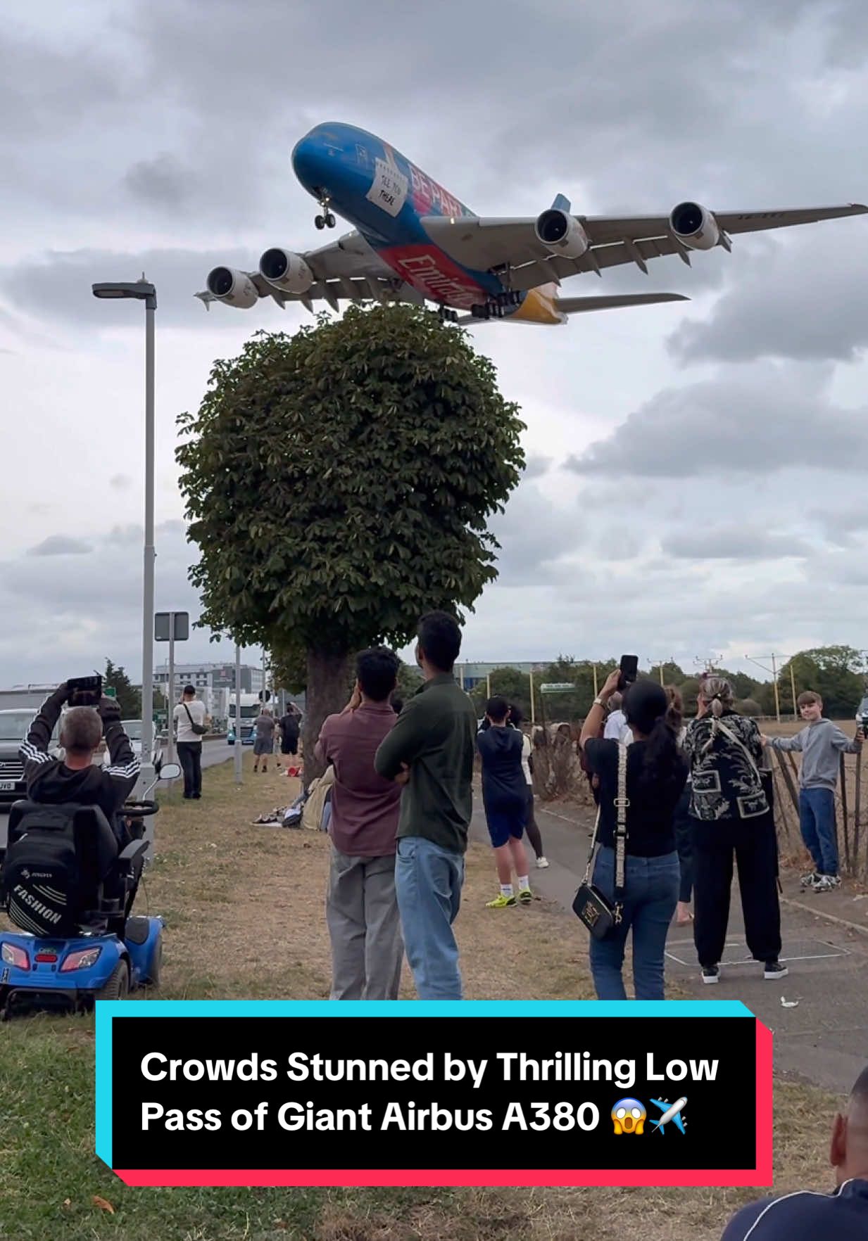 Crowds Stunned by Thrilling Low Pass of Giant Airbus A380 😱✈️ @Emirates  #Emirates #Airbus #Aviation #Airplane #Fyp 