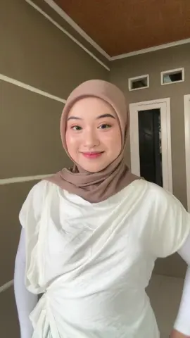 pants and blouse akuu super gemasszz 😩🤍 dari @by a cloth outfit 