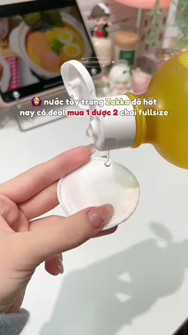 Ê đang có deal mua 1 được 2 chai fullsize còn kèm quà kìa mấy bà uiii #unboxwithvie #nuoctaytrang #micellarwater #zakkanaturals #zakka  