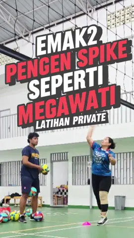 Setiap coach punya cara berbeda-beda cara men training atau ngedrill. Dari video ini tau kan salahnya dimana si emak-emak ini? Untuk tahapan belajarnya bisa mulai Footwork atau tangannya dulu yang penting efektif dan ada progress yang signifikan! Info Private Class: 085282527407 Maksimal 6 Person . #latihanvolipri #elitevolleyballprivateclass #kelasvolidewasa #elitevolleyballacademy #belajarvoli 