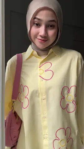 Aduh cute banget sihh kemeja 💛 Detail outfit link di bio profil :  pashmina link no. B 149 atasan link no. B 229 celana link no. B 91 heels link no. 109