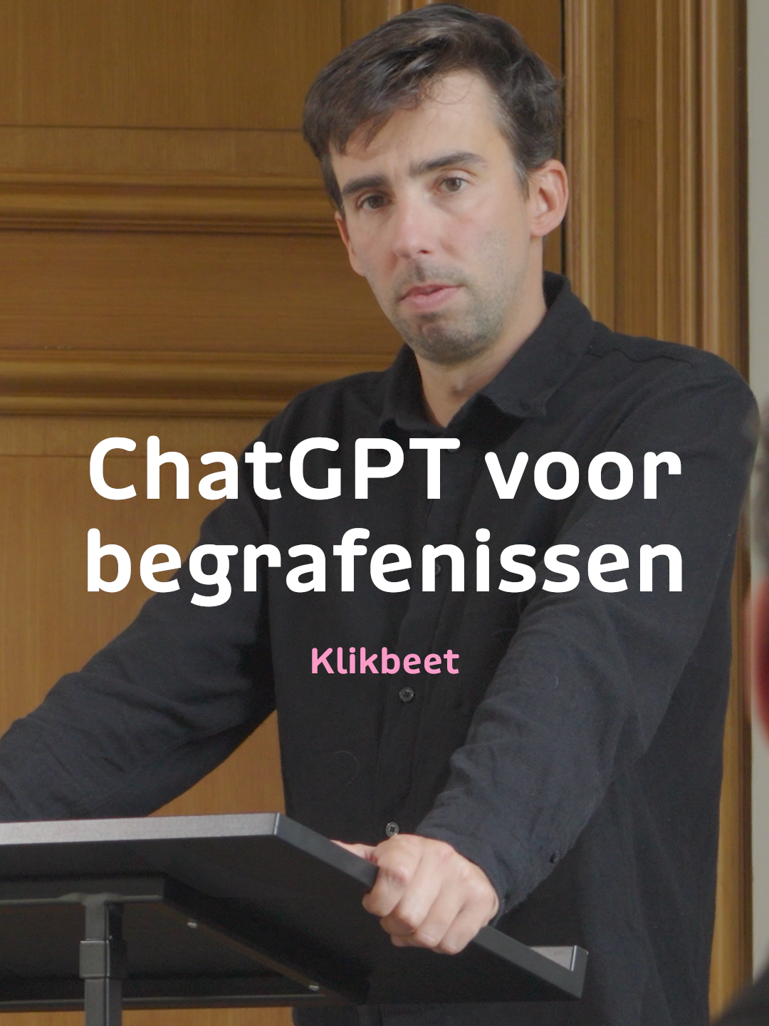 Wat zeg je op de begrafenis van je oma… als je zelf niks weet te zeggen? Simpel: je laat ChatGPT het doen. 👉 Meer zien? Check het YouTube-kanaal van Klikbeet. #klikbeet @comedianstefanpop
